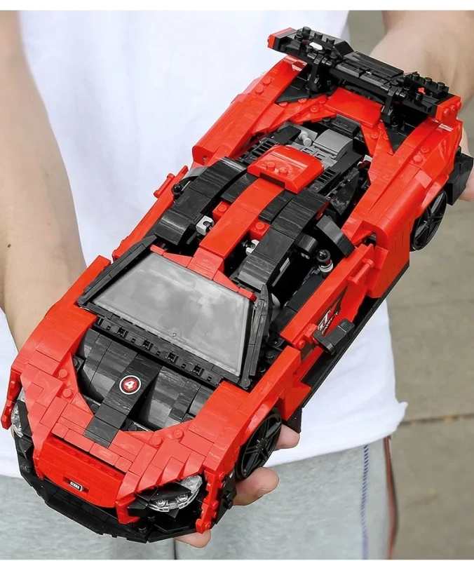 Klocki Mould King 10007S - model samochodu McLaren Senna GTR - w rękach