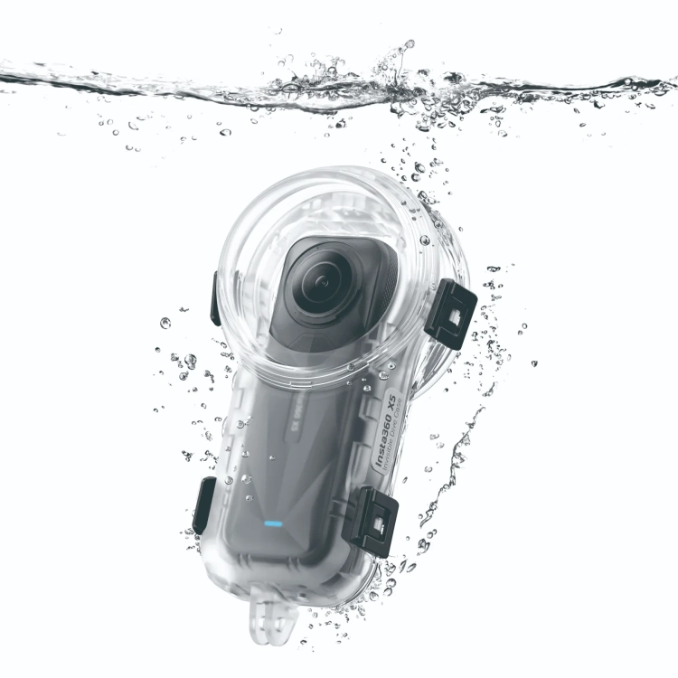 Wodoodporna obudowa do kamery Insta360 X5 Invisible Dive Case - w wodzie