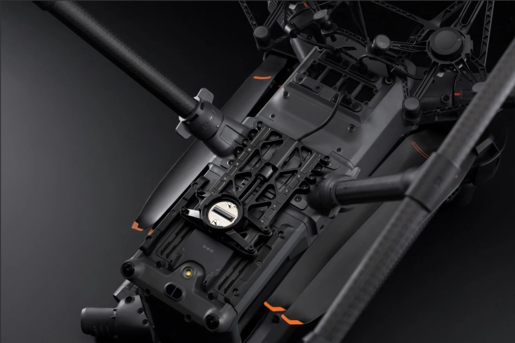 Pojedyncze mocowanie gimbala DJI Matrice 400 - zamocowane na dronie