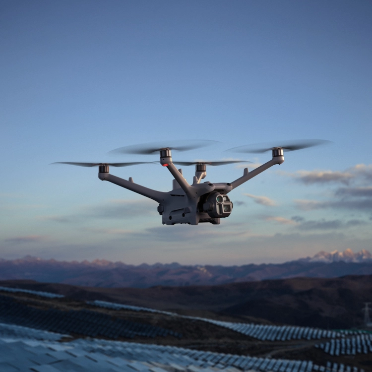 Dron DJI Matrice 4D w locie nad górami o zmierzchu