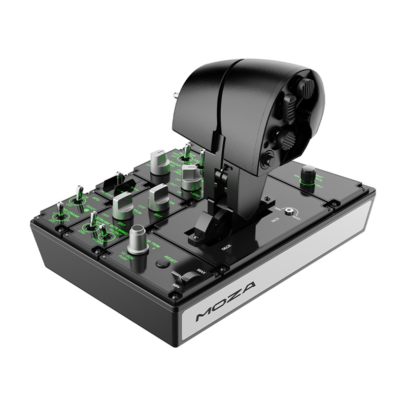 Użytkownik trzymający uchwyt przepustnicy Moza MTP AS008 podczas lotu w symulatorze na tle nieba