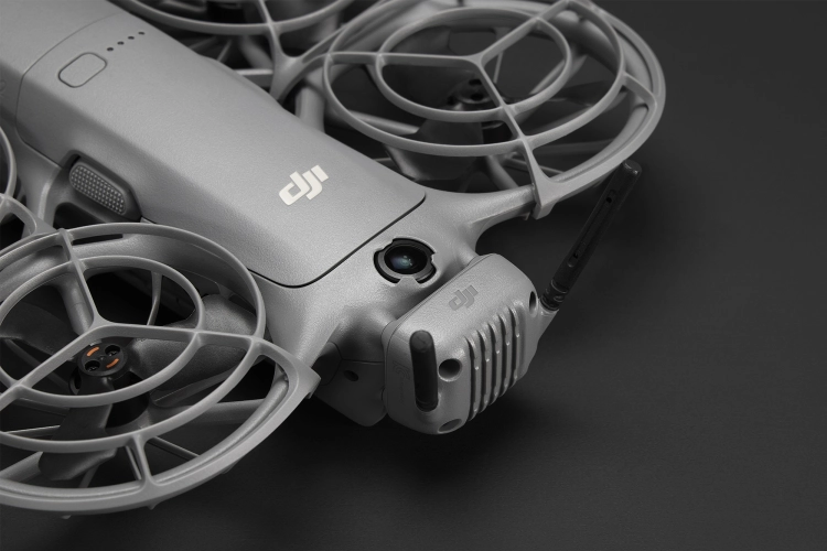 Cyfrowy nadajnik-odbiornik do DJI Neo 2 - zamocowany na dronie
