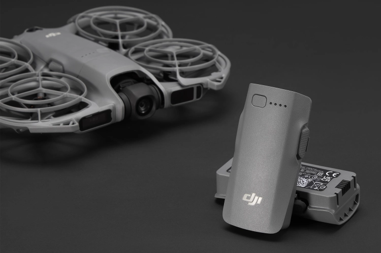 Dron DJI Neo 2 i akumulator na ciemnym tle