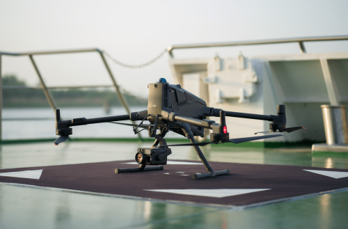 Dron DJI Matrice 400 stoi na lądowisku przed startem
