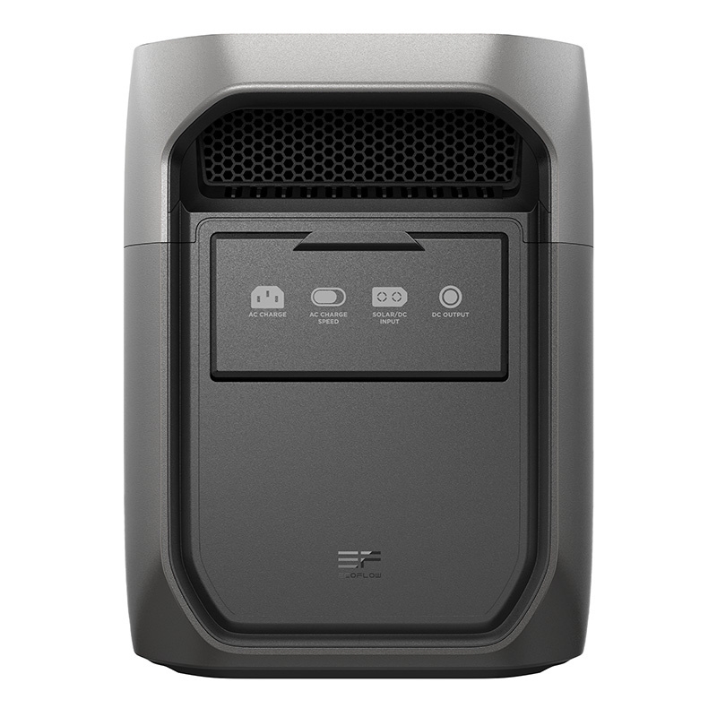 Mężczyzna na pokładzie jachtu używa stacji EcoFlow do zasilania sprzętu DJ-skiego.