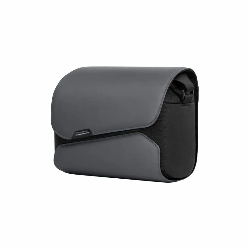 Pasek na torbie umożliwiający stabilny montaż na rączce walizki podróżnej.