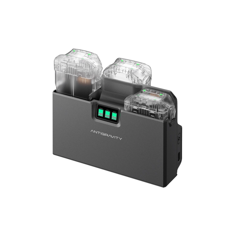 Port USB-C w hubie Antigravity obsługuje szybkie ładowanie Power Delivery.