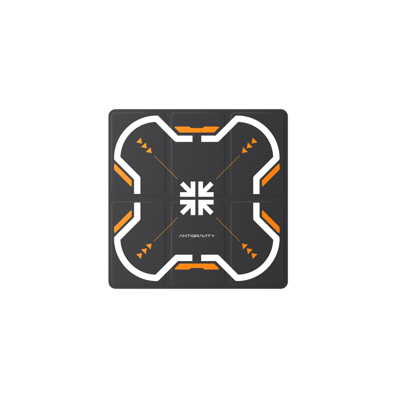 Dron Antigravity A1 lądujący precyzyjnie na środku dedykowanego lądowiska.