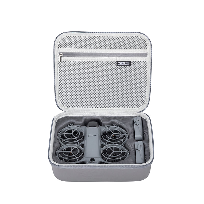 Kieszeń z siatki wewnątrz etui na kable i zapasowe śmigła do drona.