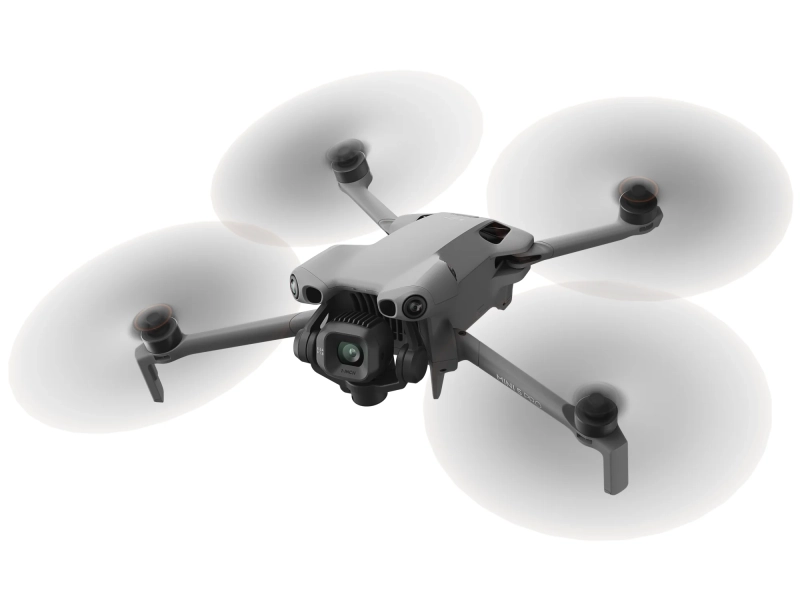 Dron DJI Mini 5 Pro - podczas lotu na ukos od góry