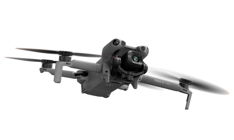 Dron DJI Mini 5 Pro - podczas lotu na ukos