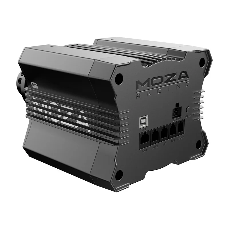 Gracz-w-rekawicach-wyscigowych-korzystajacy-z-bazy-Moza-Racing-R12-V2-podczas-wyscigu