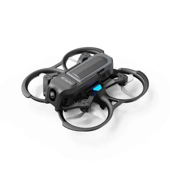 Dron FPV BetaFPV Aquila20 HD w locie z widocznym systemem napędowym.