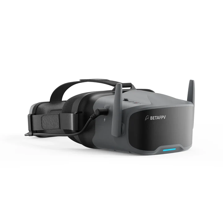 Gogle VR04 HD FPV obok drona Aquila20, prezentujące kompatybilność zestawu.