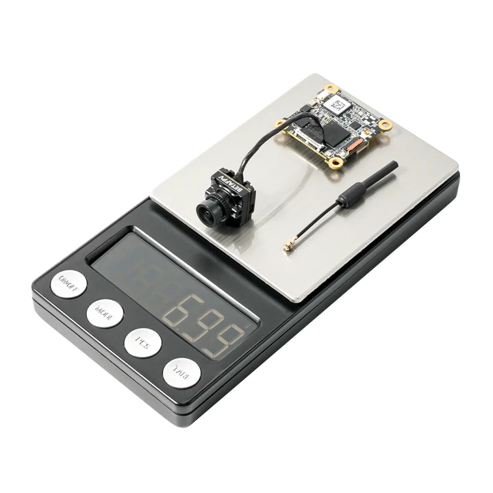 Ultralekka jednostka transmisyjna P1 Air Unit ważąca jedyne 6.5 g z kamerą.