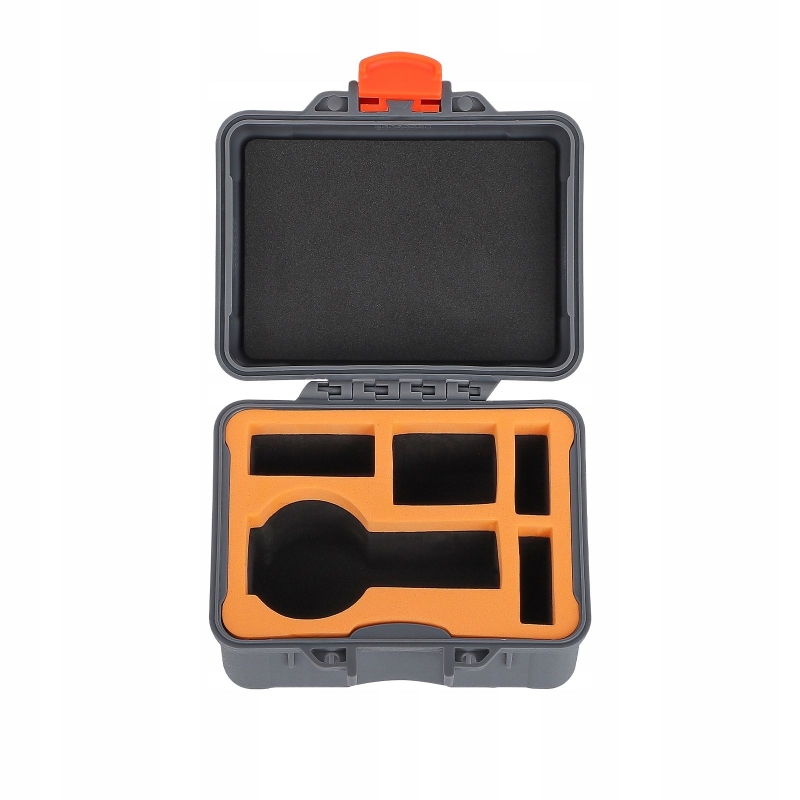 Zamknięte etui podróżne na sprzęt wideo DJI Osmo 360 leżące na ławce w lesie.