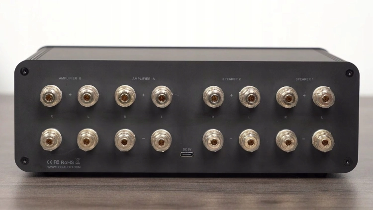 Duży, analogowy wskaźnik wychyłowy VU Meter w urządzeniu audio Fosi LC30-B.