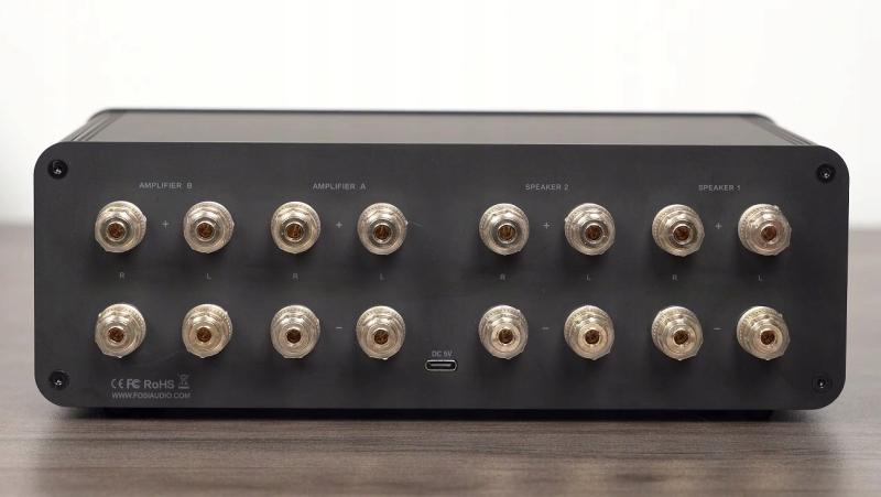 Duży, analogowy wskaźnik wychyłowy VU Meter w urządzeniu audio Fosi LC30-B.