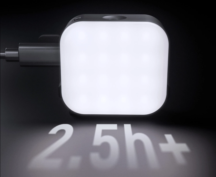 Zbliżenie na system mocowania Quick-Release lampy oświetleniowej kompatybilny z DJI Action.
