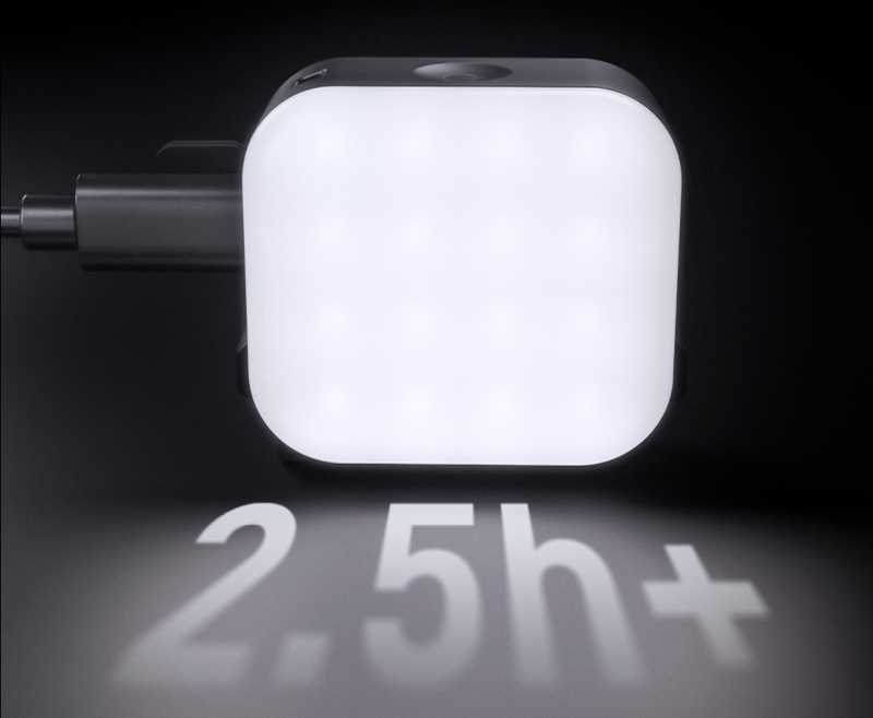 Zbliżenie na system mocowania Quick-Release lampy oświetleniowej kompatybilny z DJI Action.