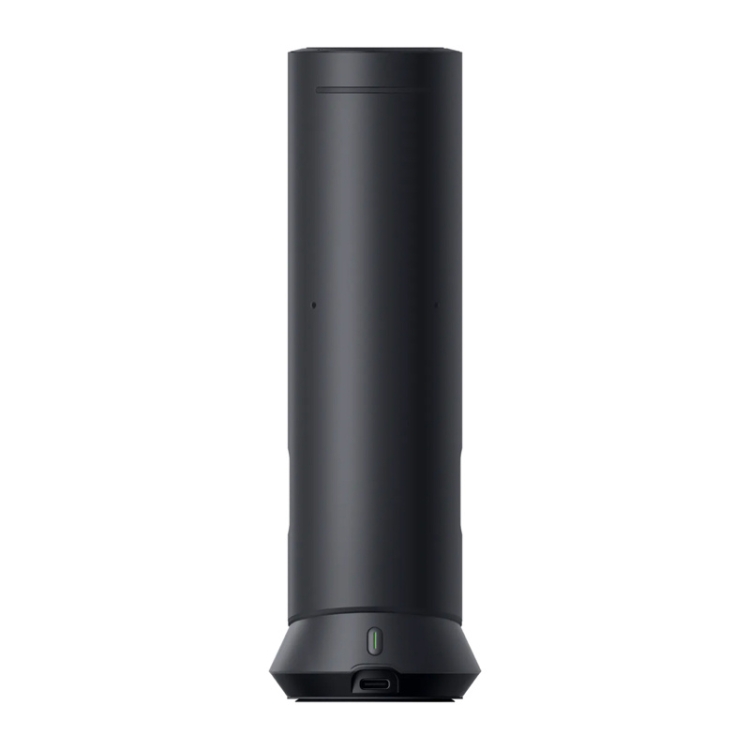 Kobieta prowadząca wideokonferencję korzystając ze wsparcia 8 mikrofonów MEMS w Insta360 Wave.