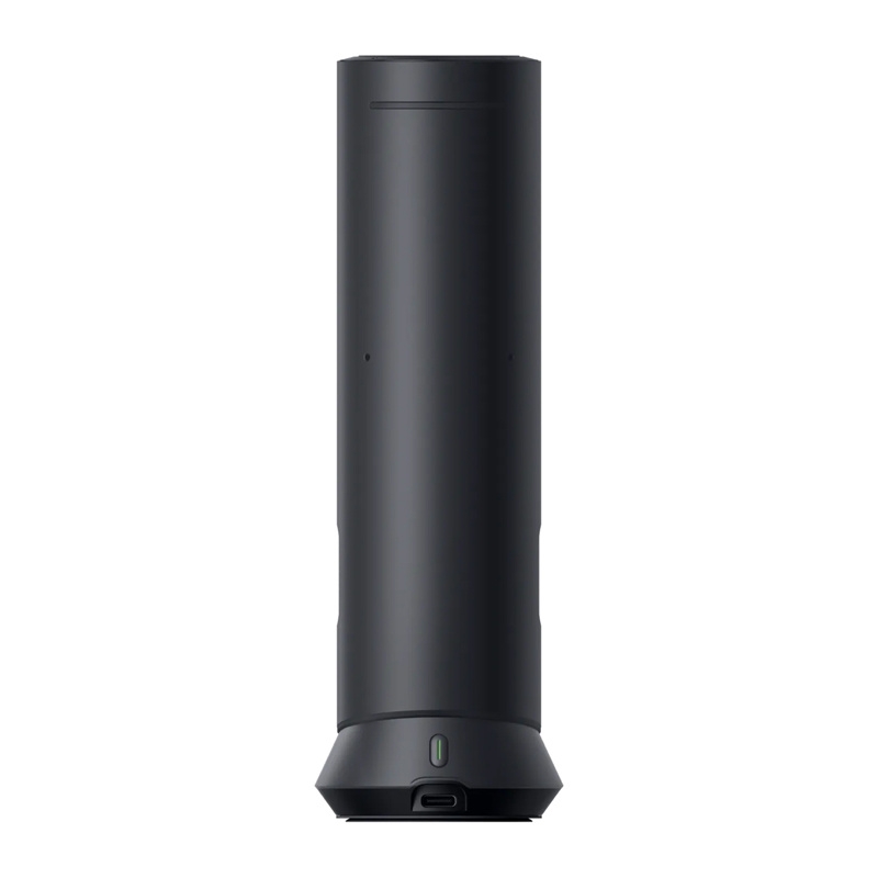 Kobieta prowadząca wideokonferencję korzystając ze wsparcia 8 mikrofonów MEMS w Insta360 Wave.