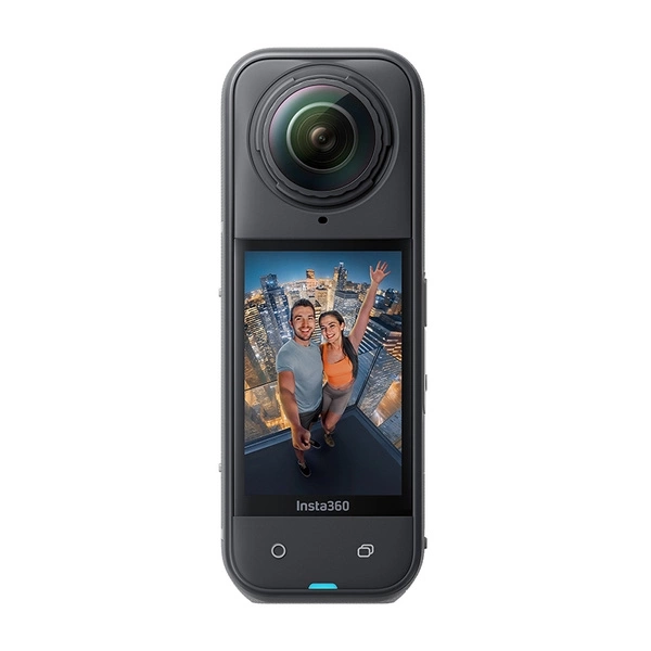 Nocna panorama miasta zarejestrowana kamerą Insta360 przy wsparciu systemu redukcji szumów PureVideo.