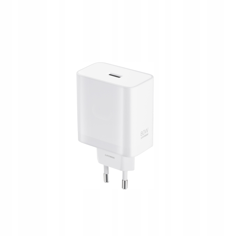 Wyeksponowane żeńskie pomarańczowe gniazdo ładujące wtyku USB-A w białej obudowie zasilacza.