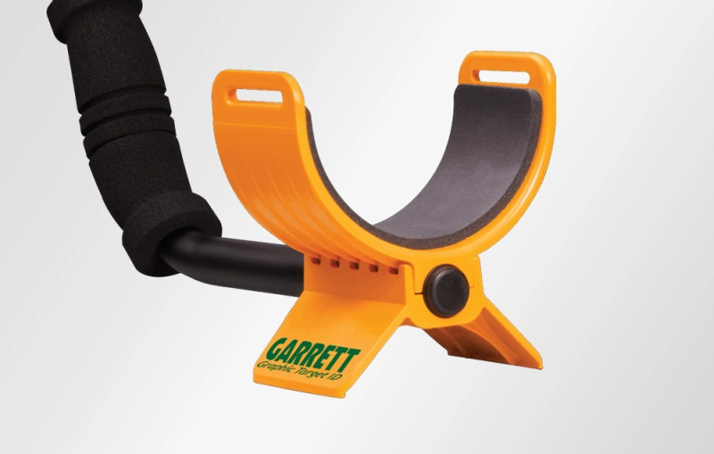 Lekki wykrywacz metali Garrett ACE 150 z profilowanym podłokietnikiem i okrągłą wodoodporną cewką.
