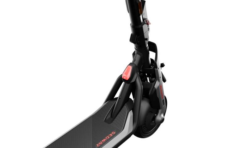 Tylne koło napędowe hulajnogi Segway GT3 D wyposażone w silnik o mocy maksymalnej 2400 W.
