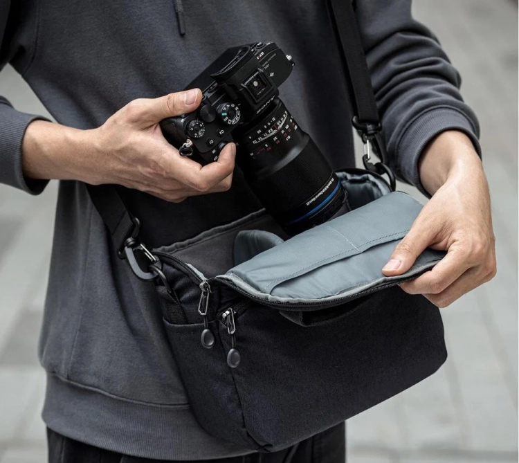 Torba-KF-CONCEPT-Camera-Sling-Bag-5l-Granatowy-lifestyle.webp