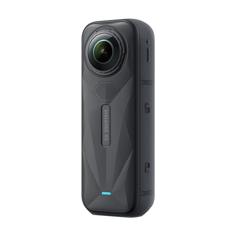 Kamera-Insta360-X5-front-na-ukos.webp