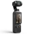DJI Osmo Pocket 4 ukośnie z przodu, na ekranie kadr pionowy