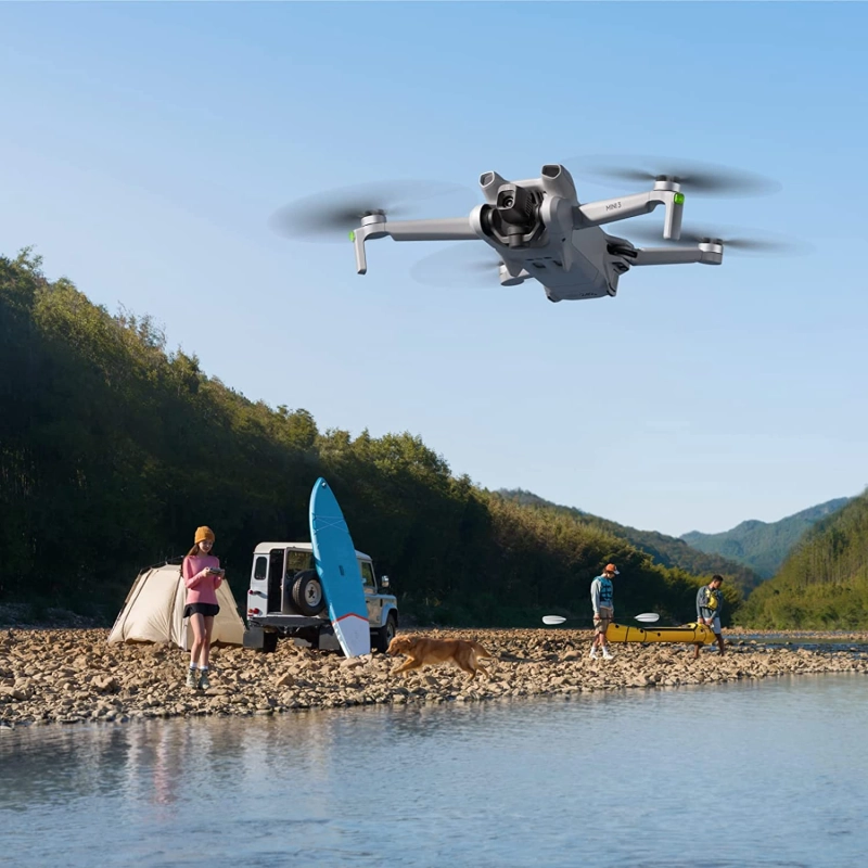 Dron DJI Mini 3 z kontrolerem RC w locie