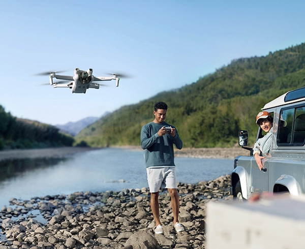 Dron DJI Mini 3 z kontrolerem RC w locie