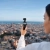 Kobieta filmuje panoramę miasta kamerą DJI Osmo Pocket 4 trzymaną w dłoni