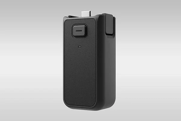 uchwyt-z-akumulatorem-dji-osmo-pocket-4-na-szarym-tle
