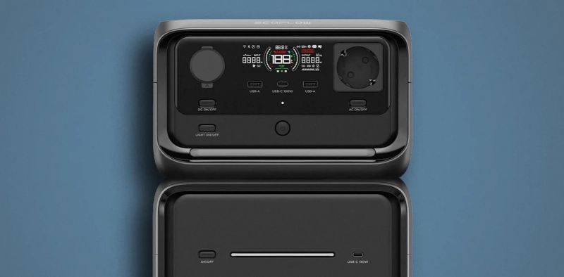 front-stacji-zasilania-ecoflow-river-3-max-plus-wireless-na-niebieskim-tle