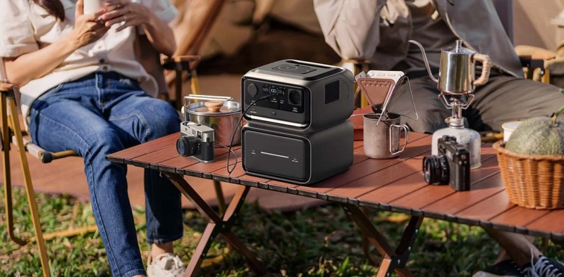 stacja-zasilania-ecoflow-river-3-max-plus-wireless-na-stole-na-dworze