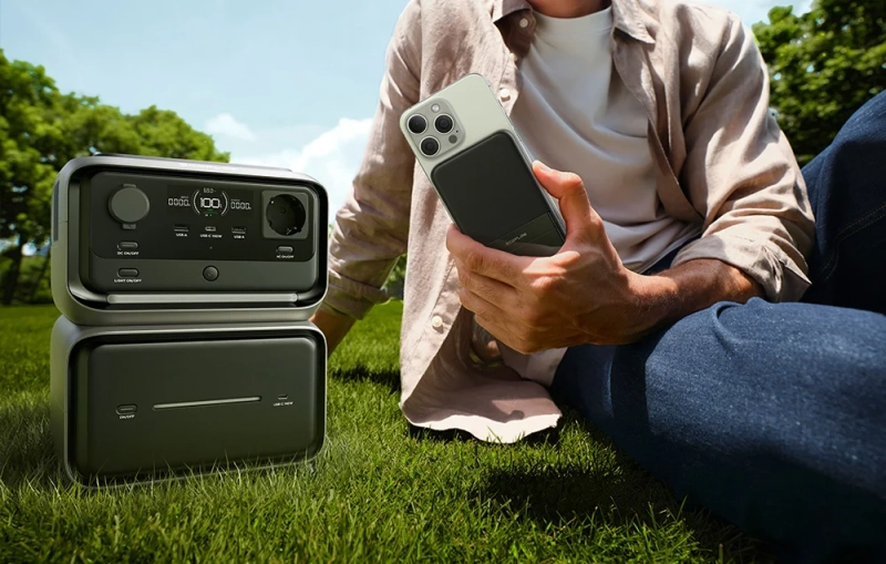 ecoflow-river-3-max-plus-wireless-na-trawie-obok-uzytkownika