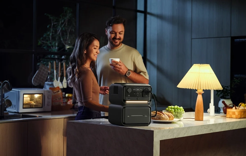 ecoflow-river-3-max-plus-wireless-wieczorem-przy-lampie