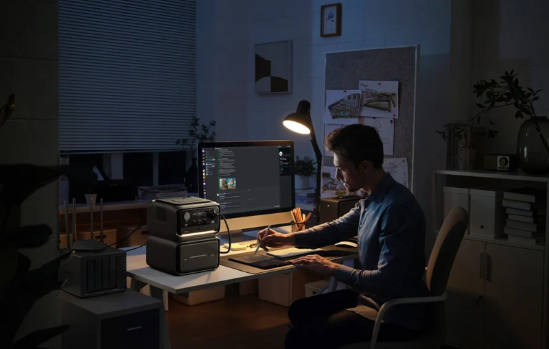 stacja-zasilania-ecoflow-river-3-max-plus-wireless-na-biurku-w-nocy