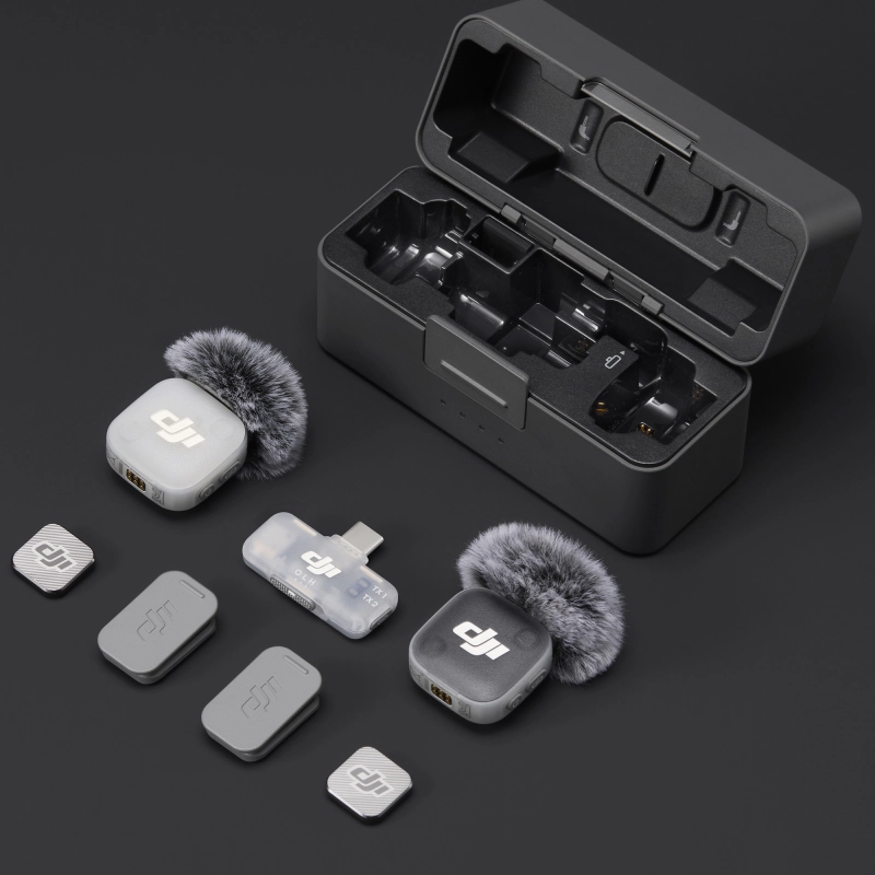 DJI-Mic-Mini-2-2-TX+1-Mobile-RX+etui-ladujace-na-ukos-na-czarnym-tle