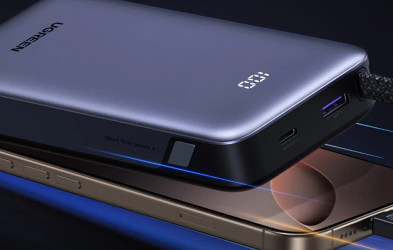 powerbank-ugreen-pb536-laduje-smartfon-na-biurku