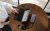 ugreen-pb536-w-pracy-przy-biurku-z-tabletem-i-smartfonem