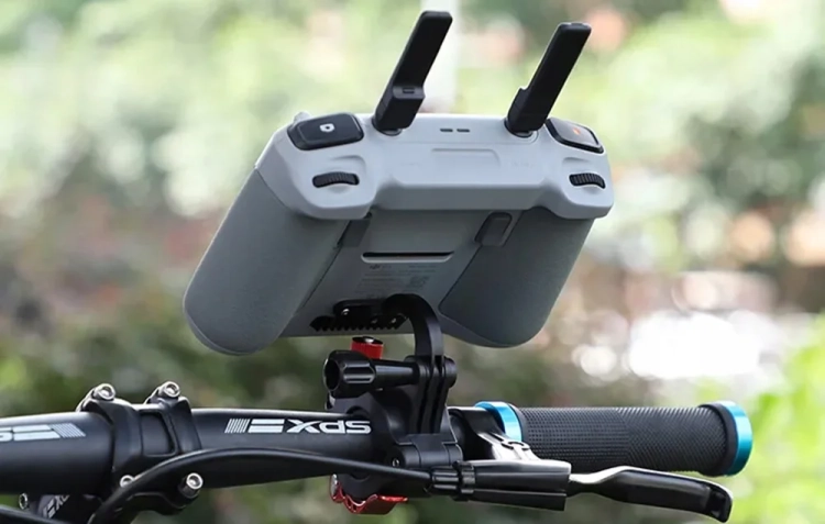 uchwyt-sunnylife-zj669-zamontowany-na-rowerze-z-kontrolerem-dji-rc-2