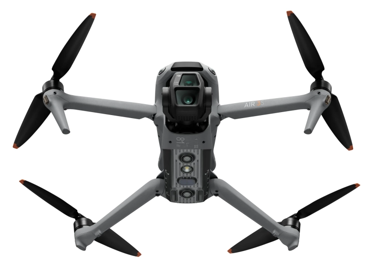 Dron DJI Air 3S od dołu z rozłożonymi śmigłami