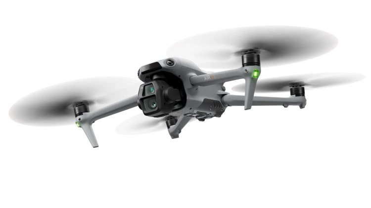 Dron DJI Air 3S podczas lotu na ukos