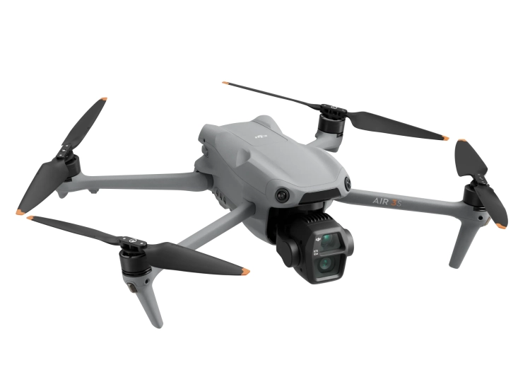 Dron DJI Air 3S z dwiema kamerami na ukos od przodu