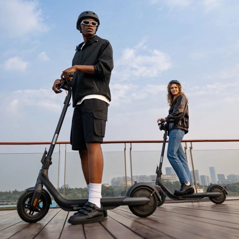 Hulajnoga-elektryczna-SEGWAY-Ninebot-KickScooter-E2-Pro-Czarny-lifestyle
